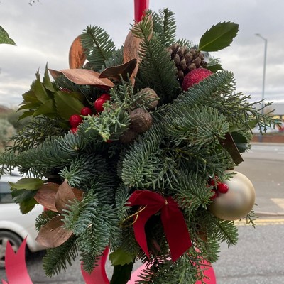 Hanging Christmas foliage balls